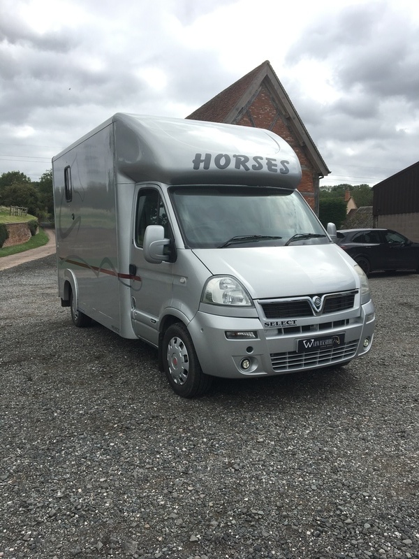 Horsebox 3.5t built by select, with full wall For Sale in Warwickshire